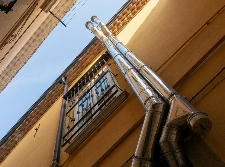 Cambio de bajantes de uralita en edificios en España Retirada de canalones antiguos de fibrocemento en España