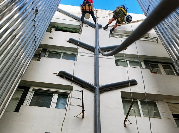 Retirada segura de amianto en bajantes antiguas en España Retirada de tejados de amianto en edificios antiguos en España
